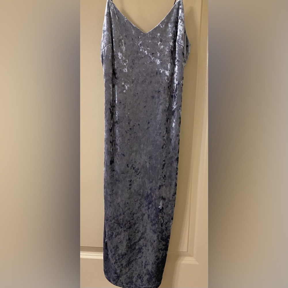 Small crushed velvet midi dress !